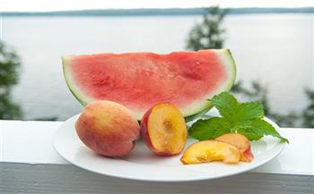الزراعة : لا صحة لانتشار أنواع مسمومة من البطيخ والخوخ بالأسواق 