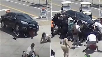 مشهد غريب.. أمريكيون يرفعون سيارة لإنقاذ مصاب (فيديو)
