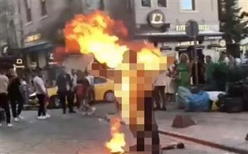 كان يرتدي ملابس مرعبة.. تركي يشعل النار بنفسه أمام مزار سياحي| فيديو