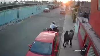 على طريقة محمد هنيدي.. شاب يهرب تاركا صديقته في الشارع للصوص (فيديو)