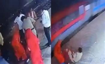 فيديو.. شرطي ينقذ مسنة من الموت تحت عجلات القطار في اللحظات الأخيرة