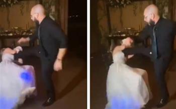 عريس «غشيم» يركل عروسه في وجهها خلال حفل زفافهما(فيديو)