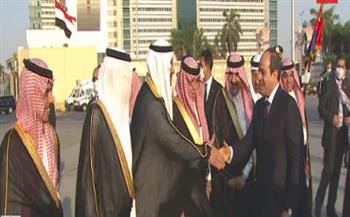 الرئيس يصافح الوفد المرافق لولي العهد السعودي في ختام زيارته مصر (فيديو)