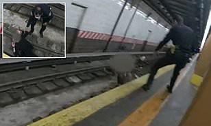 شرطة نيويورك تنقذ سيدة من الموت بأعجوبة تحت عجلات مترو الأنفاق(فيديو)