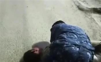 شرطي عراقي شجاع ينقض على شخص يحمل قنبلة لمنعه من تفجير عائلته (فيديو)