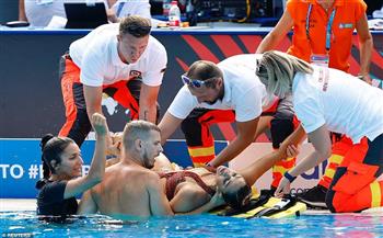لحظة فارقة.. إنقاذ بطلة سباحة على يد مدربتها في بطولة العالم(فيديو)
