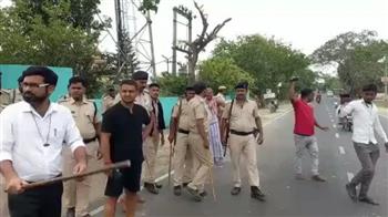 لسبب صادم.. قاضي هندي يضرب شابين بالعصا في شارع عام (فيديو)