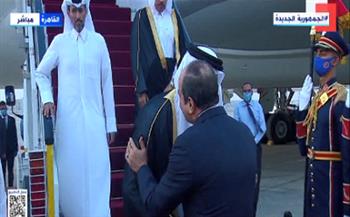 بقبلات أخوية وحديث ودي.. لحظة استقبال الرئيس السيسي لـ تميم بن حمد بمطار القاهرة (فيديو)