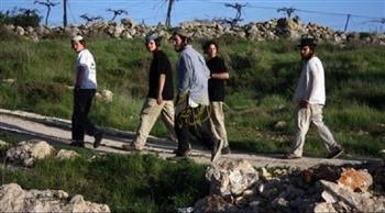 مُستوطنون يهاجمون فلسطينيين بريف رام الله وسط الضفة الغربية