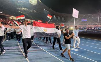 فريال أشرف وسيف عيسى يحملان علم مصر في طابور دورة ألعاب البحر المتوسط