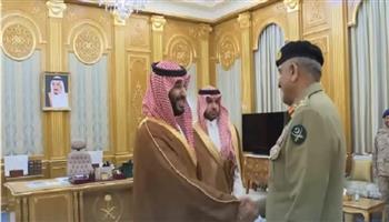 ولي العهد السعودي يستقبل قائد جيش باكستان ويقلده "وسام الملك عبد العزيز"