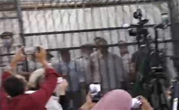 شاهد.. أول ظهور لقاتل نيرة أِشرف طالبة المنصورة داخل القفص (فيديو)