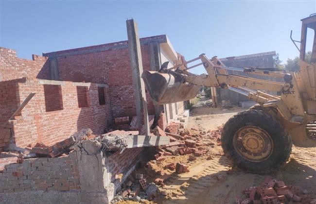 إزالة أعمال بناء مخالف وعلى أرض زراعية بالإسكندرية