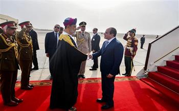 سلطان عمان يستقبل الرئيس السيسي فور وصوله مسقط