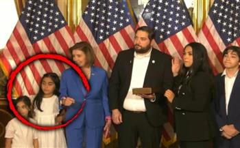 رئيسة مجلس النواب الأمريكي تدفع طفلة بكوعها أثناء التقاط صورة(فيديو)