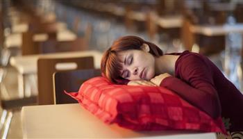 دراسة تحذّر: النوم في الضوء يسبب الإصابة بأمراض خطيرة