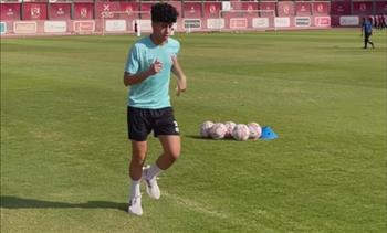 عمار حمدي يبدأ تدريبات الجري حول الملعب في مران الأهلي