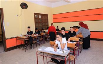 التعليم : طلاب مدارس المكفوفين يؤدون امتحان اللغة الأجنبية الأولى (ورقة ثانية)