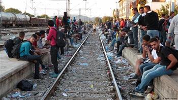 قطار يقتل مهاجرين اثنين أثناء نومهما على القضبان في مقدونيا الشمالية