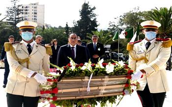 رئيس الوزراء يزور مقام الشهيد بالعاصمة الجزائرية ويضع إكليلا من الزهور