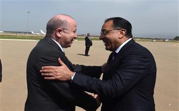الوزير الأول الجزائري يستقبل رئيس الوزراء بمطار هواري بومدين الدولي