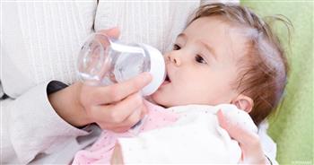 هل يحتاج الرضيع لشرب الماء خلال أول 6 أشهر من عمره؟.. الصحة توضح