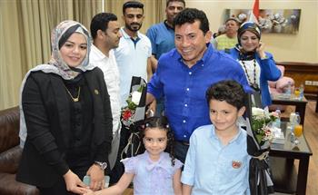 وزير الرياضة يستقبل أسرة الشهيد شبراوي في الإسكندرية