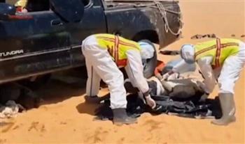 ماتوا عطشً.. مشاهد صادمة للعثور على 20 شخصًا في الصحراء الليبية