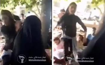 إيرانية تدفع حامل على الأرض وتنهال عليها ضربا بسبب الحجاب (فيديو)