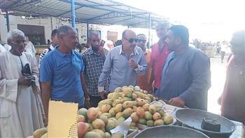 رئيس مدينة القصير يتفقد سوق الخضار والفاكهة لضبط الأسعار