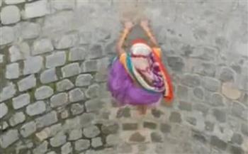 بعد جفاف الآبار.. سيدة هندية تخاطر بحياتها لجلب الماء (فيديو)