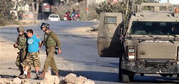 يبلغ 3 سنوات.. الجيش الإسرائيلي يجبر طفلا فلسطينيا على خلع ملابسه والسير عاريا