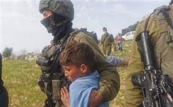 الجيش الإسرائيلي يجبر طفلاً فلسطينياً على خلع ملابسه