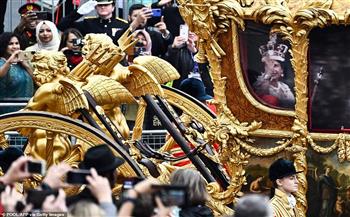 هولوجرام.. الملكة إليزابيث تعود «شابة» لتجوب شوارع بريطانيا