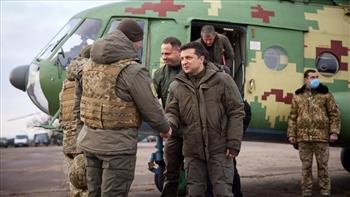 الرئيس الأوكراني يزور القوات على الجبهة