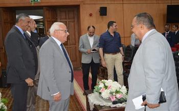 محافظ بورسعيد يلتقي العاملين بمركز الخدمات الاستيرادية