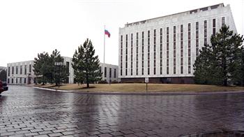 السفارة الروسية لدى واشنطن: نقل الولايات المتحدة أنظمة المدفعية إلي كييف قد يؤدي إلى التصعيد