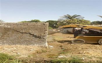 إزالة 5 منازل مخالفة أقيمت على أراض زراعية بمدينة قرنة بالأقصر
