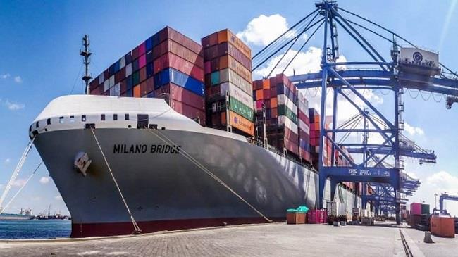ميناء دمياط يستقبل 14 سفينة للحاويات والبضائع العامة