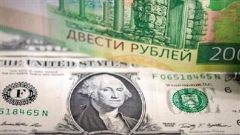 الروبل الروسي يتراجع أمام الدولار واليورو بعد موجة ارتفاع قوية