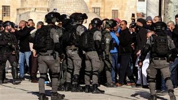 قوات الاحتلال تعتدي على جنازة شقيقة معتقل فلسطيني