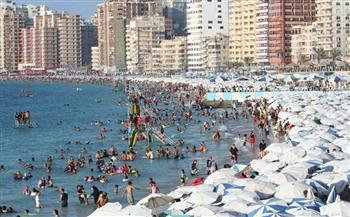 شواطئ الإسكندرية تستقبل 95 طفلا على أول شاطئ للمكفوفين خلال العيد