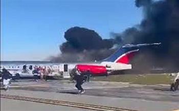 النيران تشتعل بعجلات طائرة أمريكية اثناء هبوطها