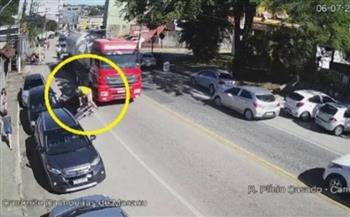   بعد عبور شاحنة فوق جسده.. برازيلي ينجو من موت محقق بأعجوبة (فيديو)