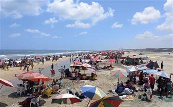 توافد المواطنين على شواطئ مصيف بلطيم في ثالث أيام عيد الأضحي