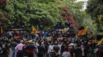 شرطة سريلانكا تطلق الغاز المسيل للدموع على متظاهرين محتشدين أمام مكتب رئيس الوزراء