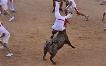 أشخاص يتطايرون في الهواء.. صراع عنيف مع الثيران بمهرجان «بامبلونا» الإسباني (فيديو)