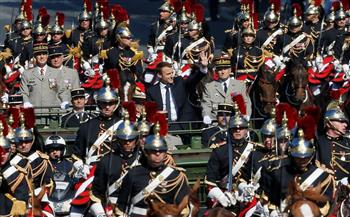 بدء العرض العسكري التقليدي بالعيد الوطني الفرنسي بحضور ماكرون