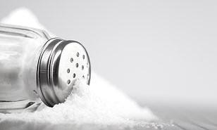 دراسة تحذر من الملح الزائد في الطعام.. النتائج كارثية