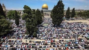 عشرات الآلاف من الفلسطينيين يؤدون صلاة الجمعة بالمسجد الأقصى المبارك